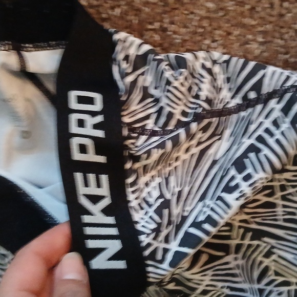 Nike Pro black & white athletic leggings. Size small - Picture 4 of 10
